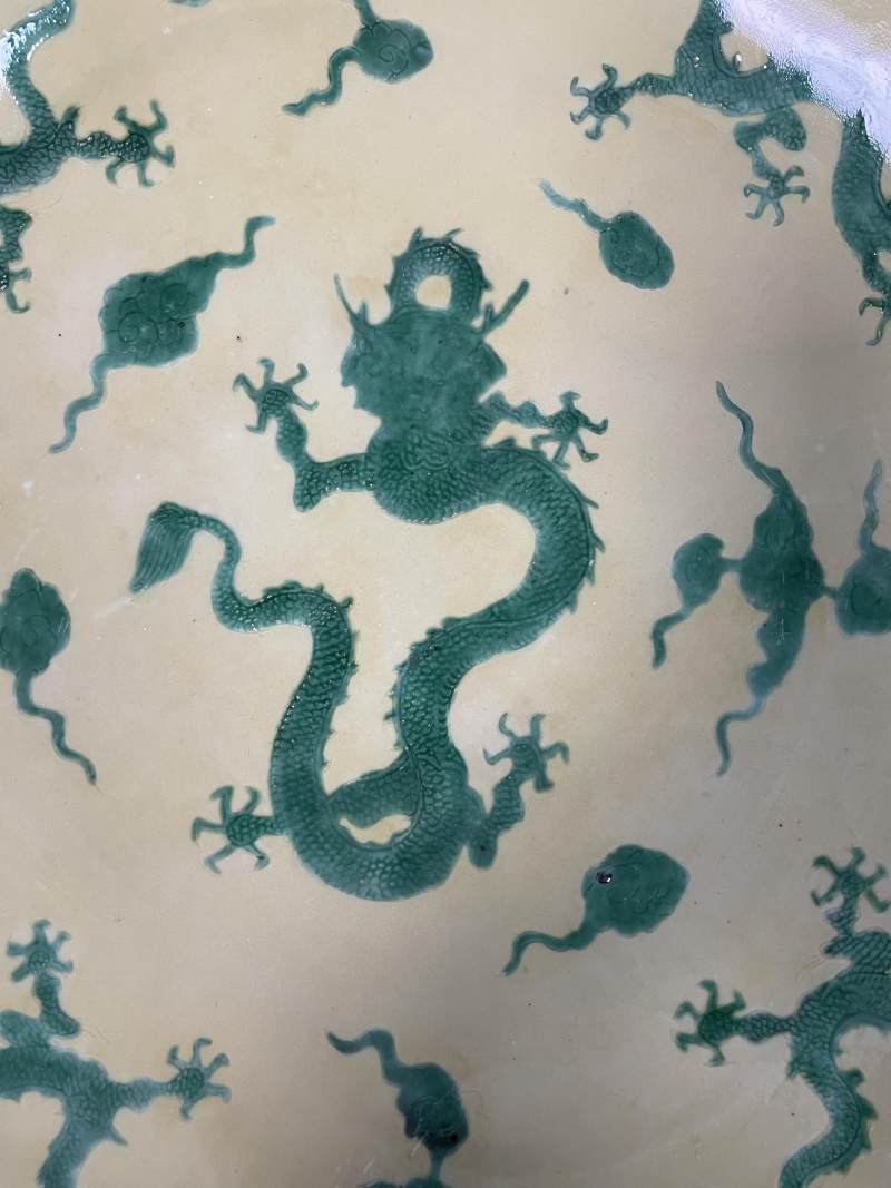 清雍正 黄地绿彩云龙纹大盘 - 图3