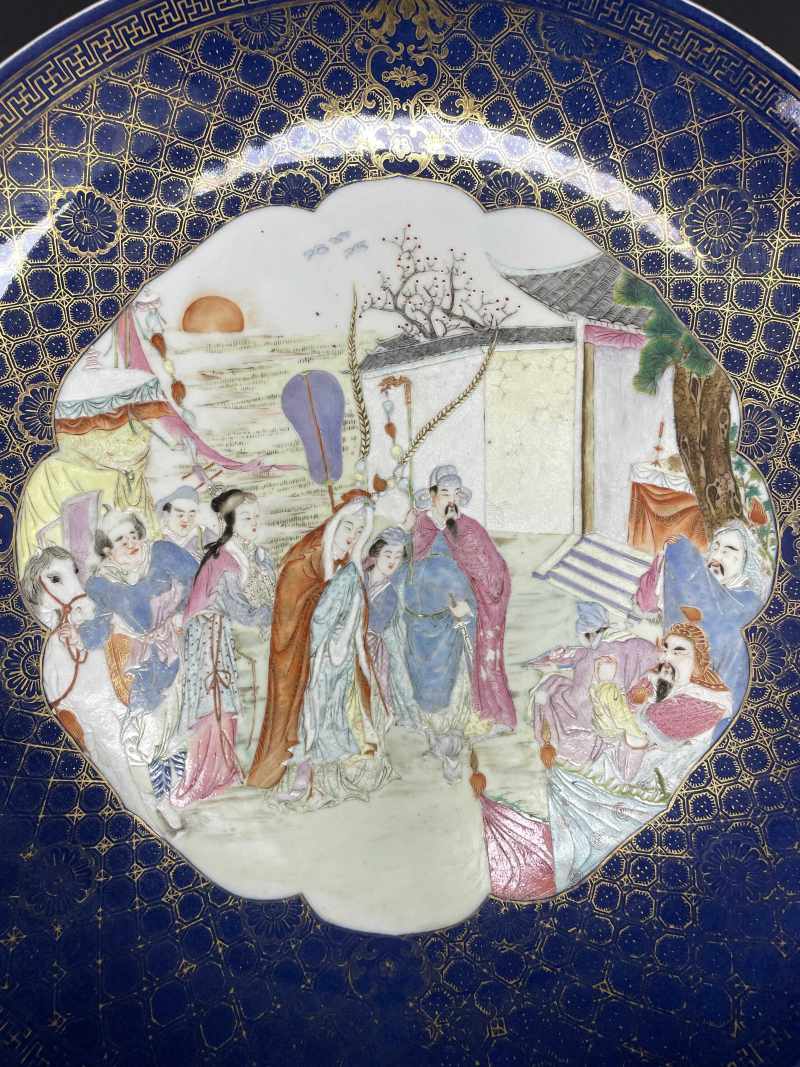 清晚期 蓝釉描金锦地开光粉彩昭君出塞图大盘 - 图3