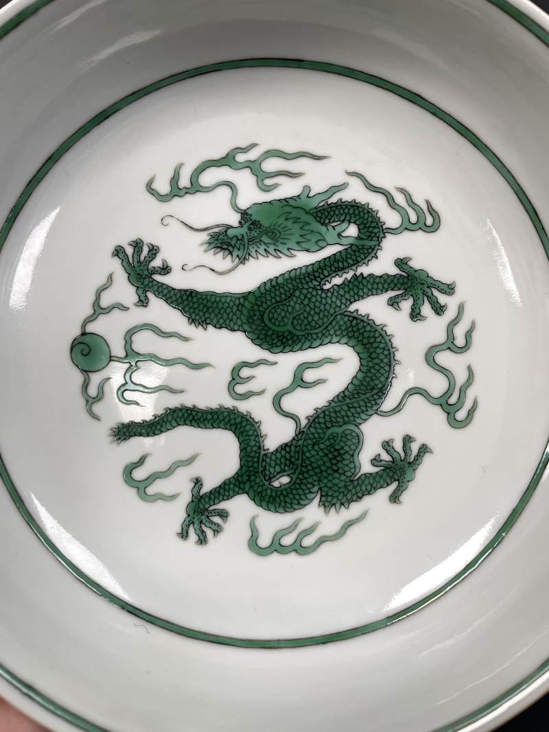 清乾隆 暗刻海水绿彩龙纹盘 - 图3