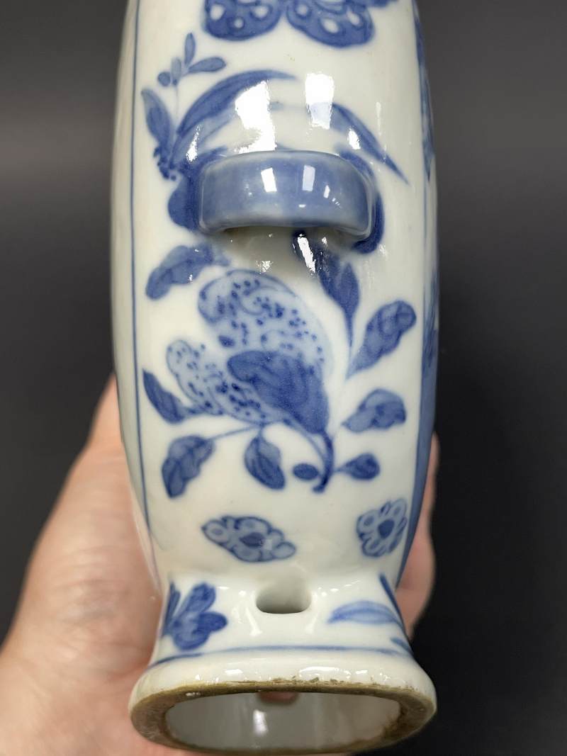 清嘉庆 青花瓜瓞绵绵开光山水人物诗文穿带扁瓶 - 图12