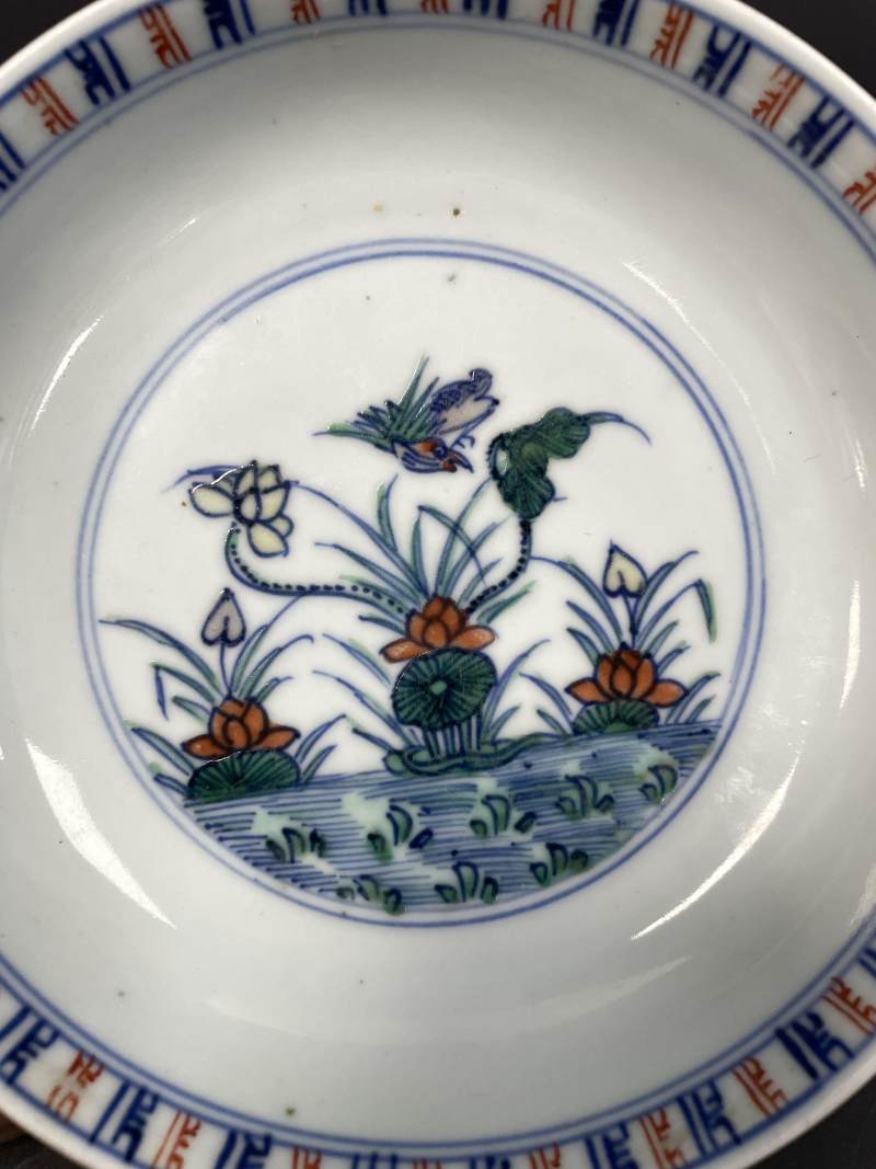清雍正 斗彩荷塘鸳鸯纹盘 - 图3