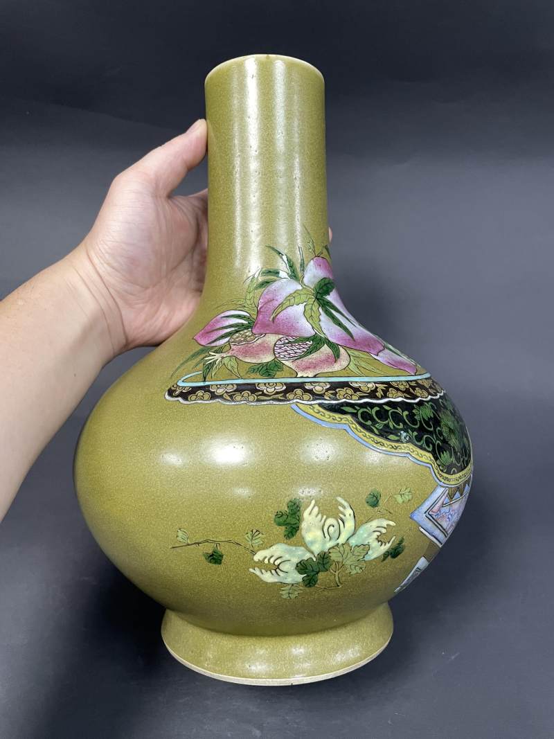清晚期 茶叶末釉粉彩三多纹荸荠瓶 - 图3