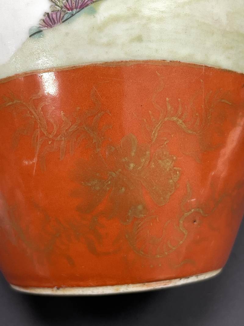清乾隆 珊瑚红地描金花卉开光粉彩高士花卉纹瓶 - 图10