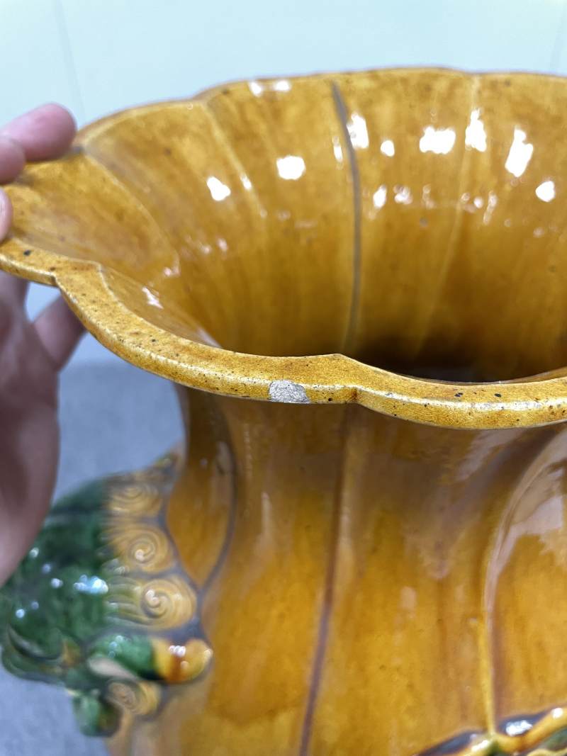 清 珐华鱼化龙纹海棠形狮耳大尊 - 图12