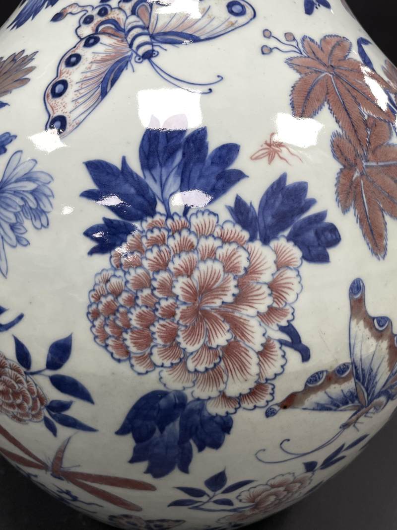清乾隆 青花釉里红蝶恋花图天球瓶 - 图8