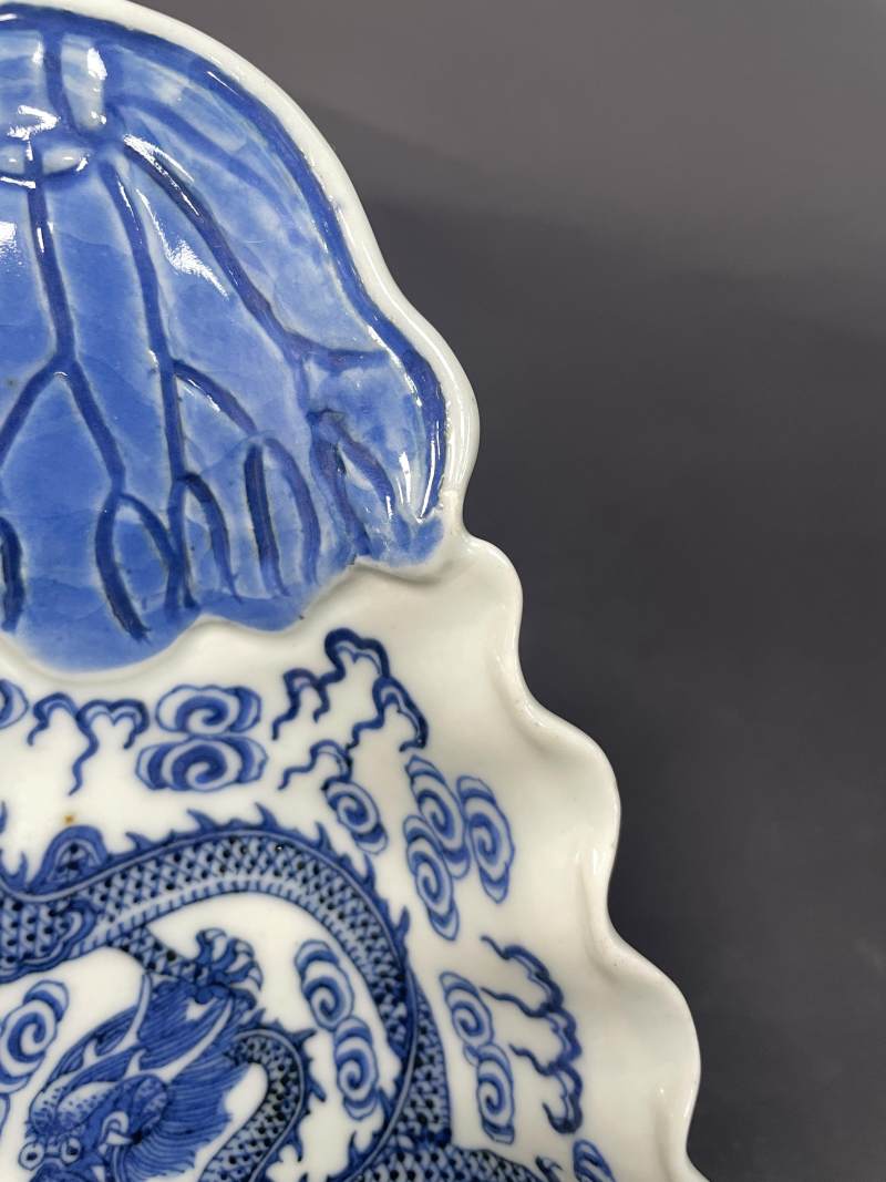 清宣统 内青花云龙纹外粉彩折枝花卉纹荷叶形盘 - 图11