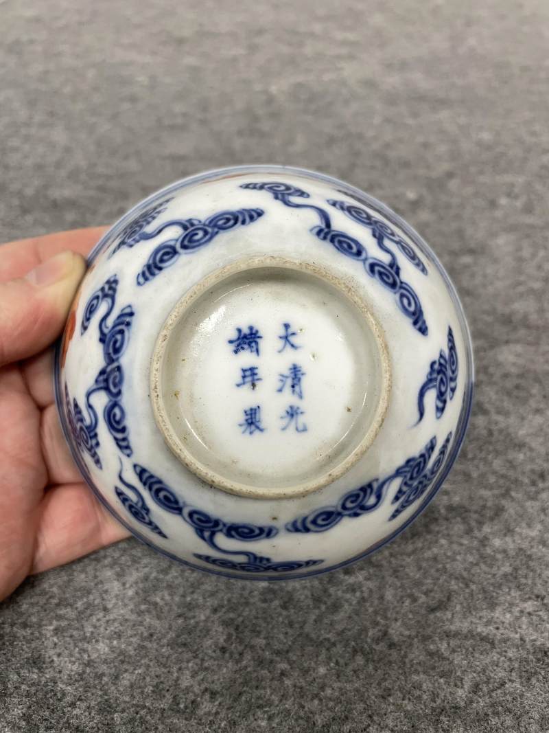 清光绪 青花矾红洪福齐天图杯、碗、盖碗、盘、匙八十三只 - 图38