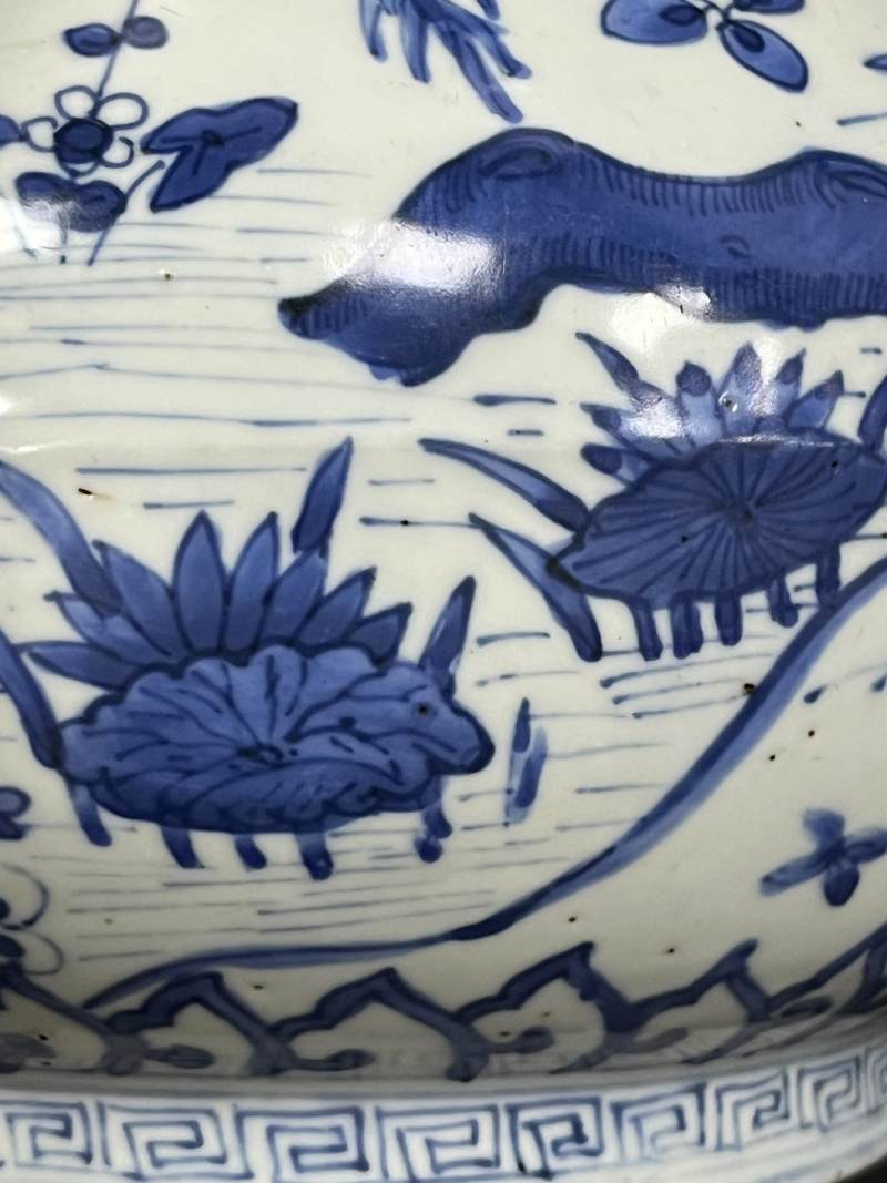 明万历 青花荷塘鸳鸯图蒜头瓶 - 图17