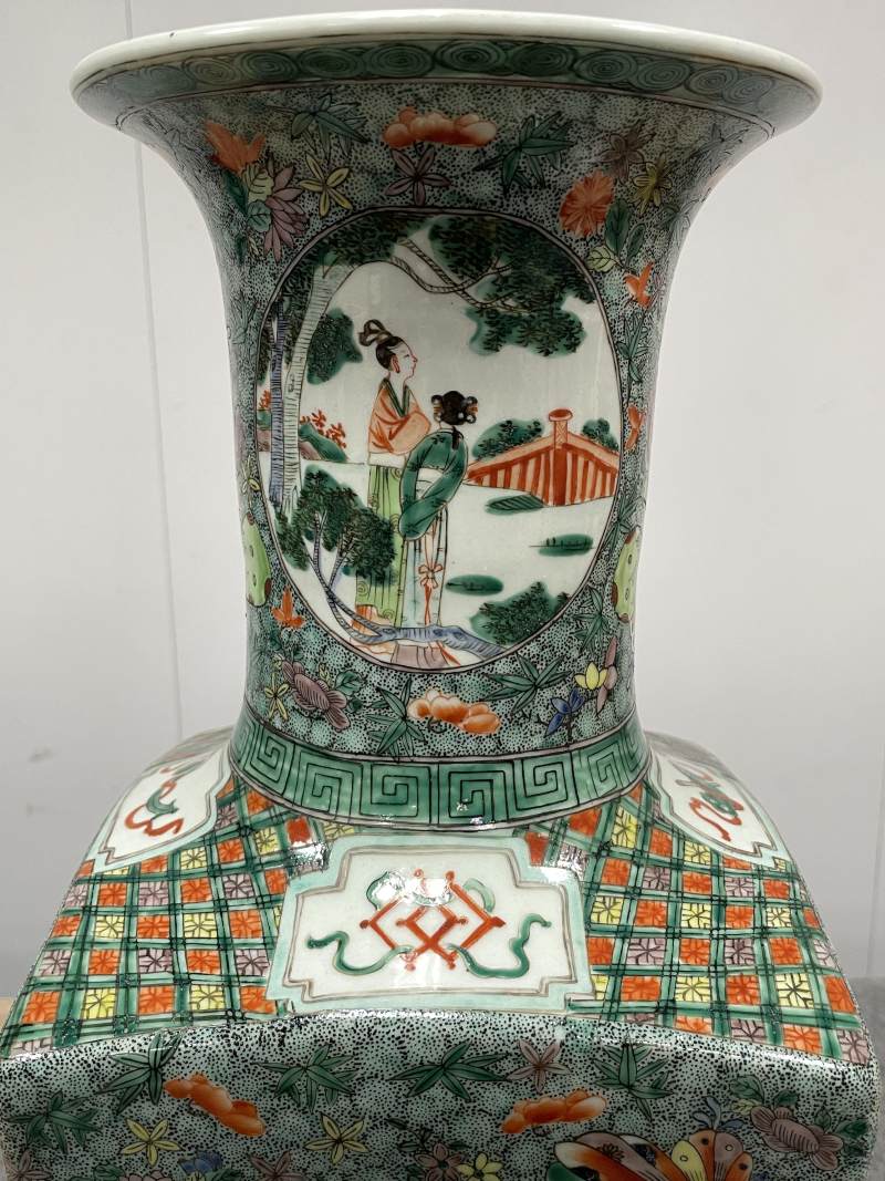 清晚期 五彩花蝶开光仕女图天圆地方大瓶一对 - 图12
