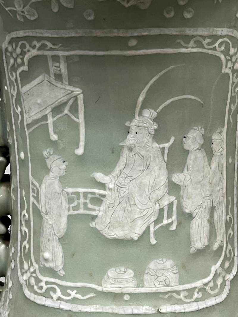 清中期 青釉堆白花蝶开光人物故事图蟠螭狮耳大地瓶一对 - 图28