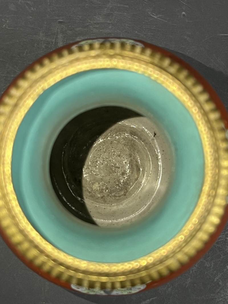 清乾隆 珊瑚红釉描金花卉开光粉彩婴戏图蝶耳尊一对 - 图8