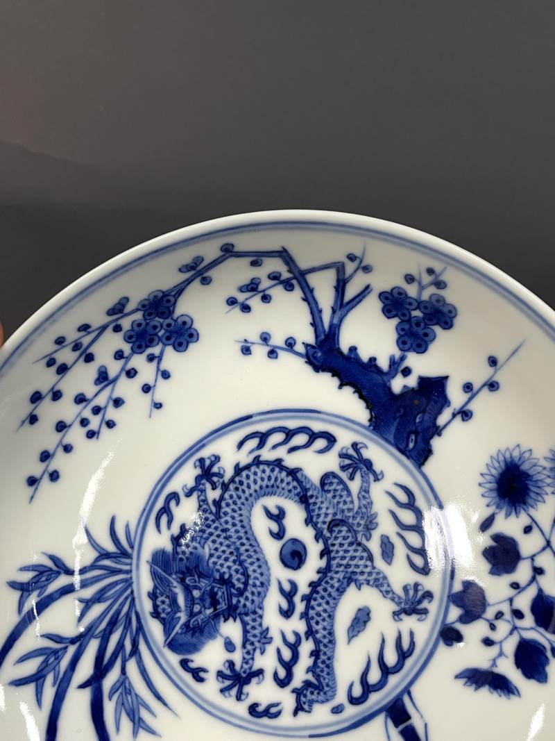 清光绪 青花梅兰竹菊四君子开光云龙纹盘 - 图5