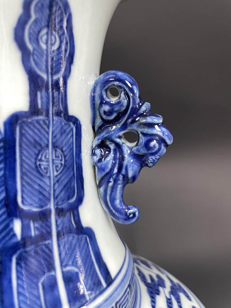清乾隆 青花云蝠八宝纹花耳瓶 - 图8