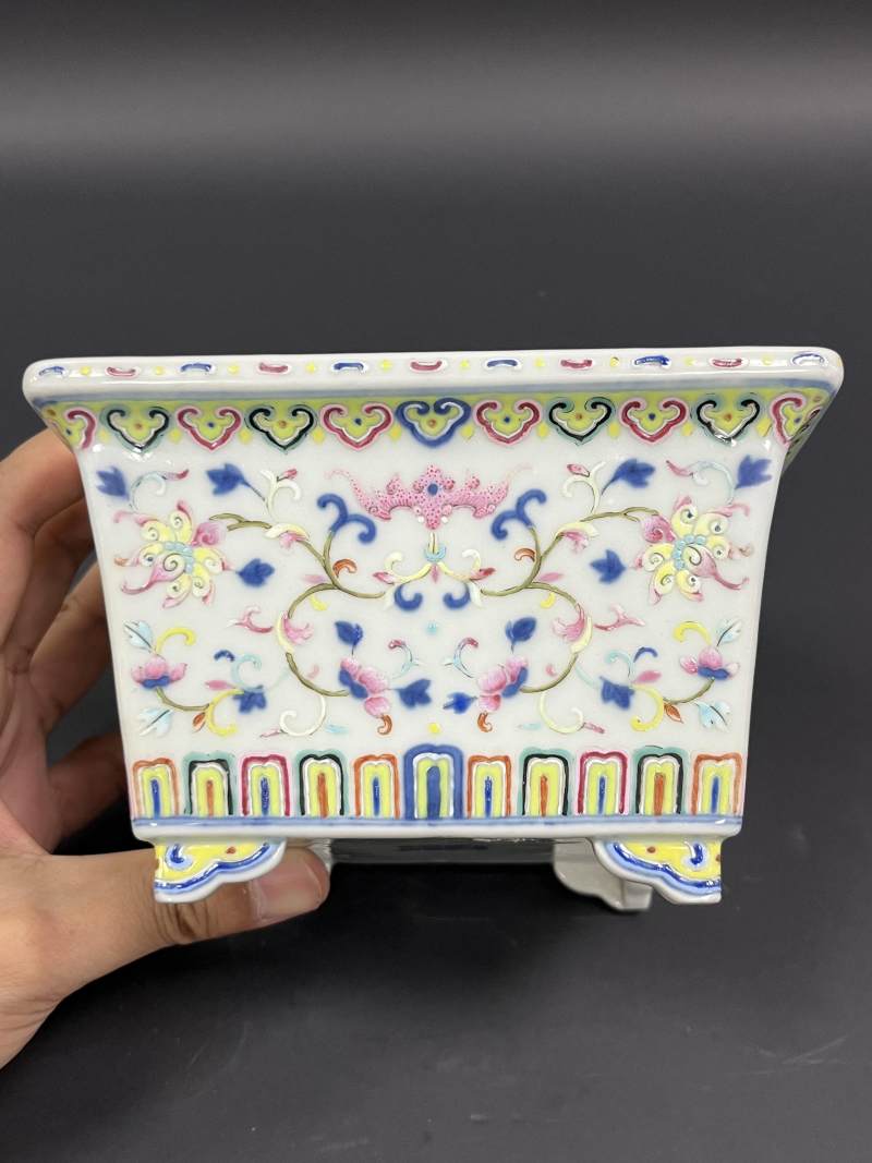 清道光 青花洋彩缠枝莲蝠纹四方水仙盆 - 图6