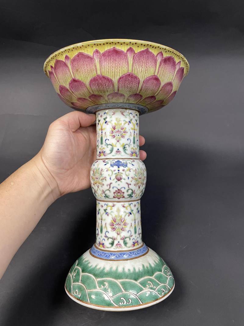 清中期 粉彩缠枝莲福寿莲瓣高足盘 - 图3
