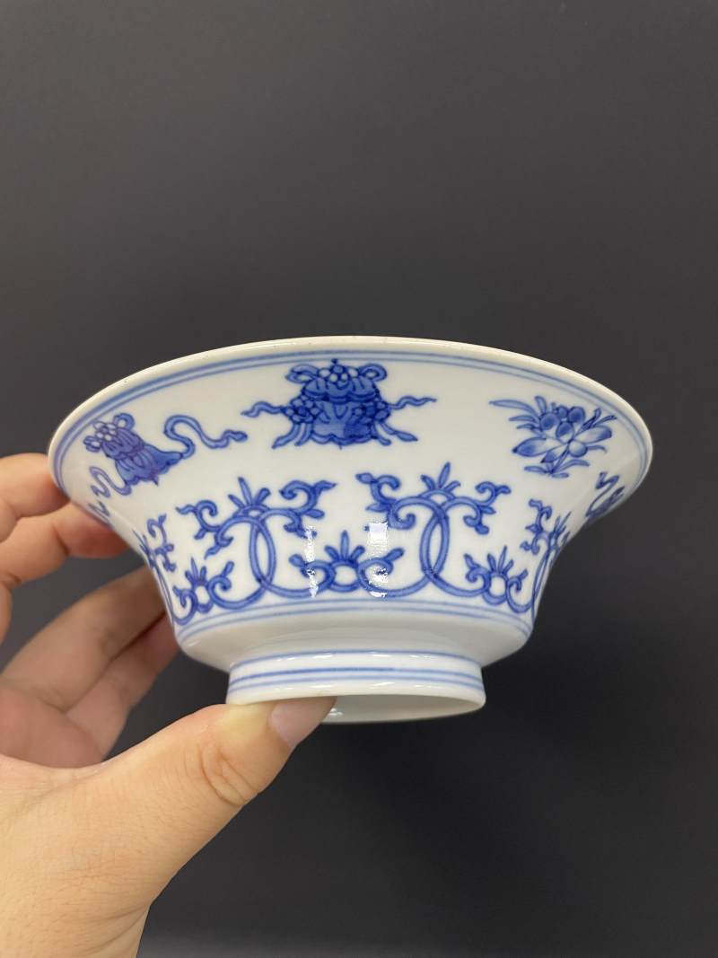 清康熙 青花缠枝莲托八宝纹折腰碗 - 图2