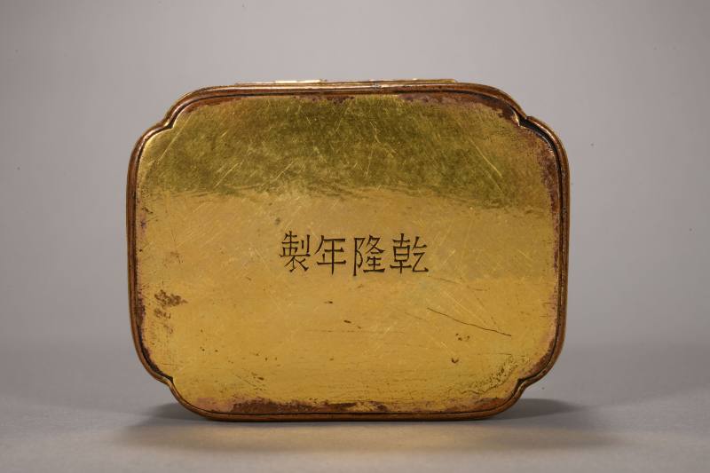 清乾隆 铜鎏金缠枝花卉纹长方倭角盒 - 图4