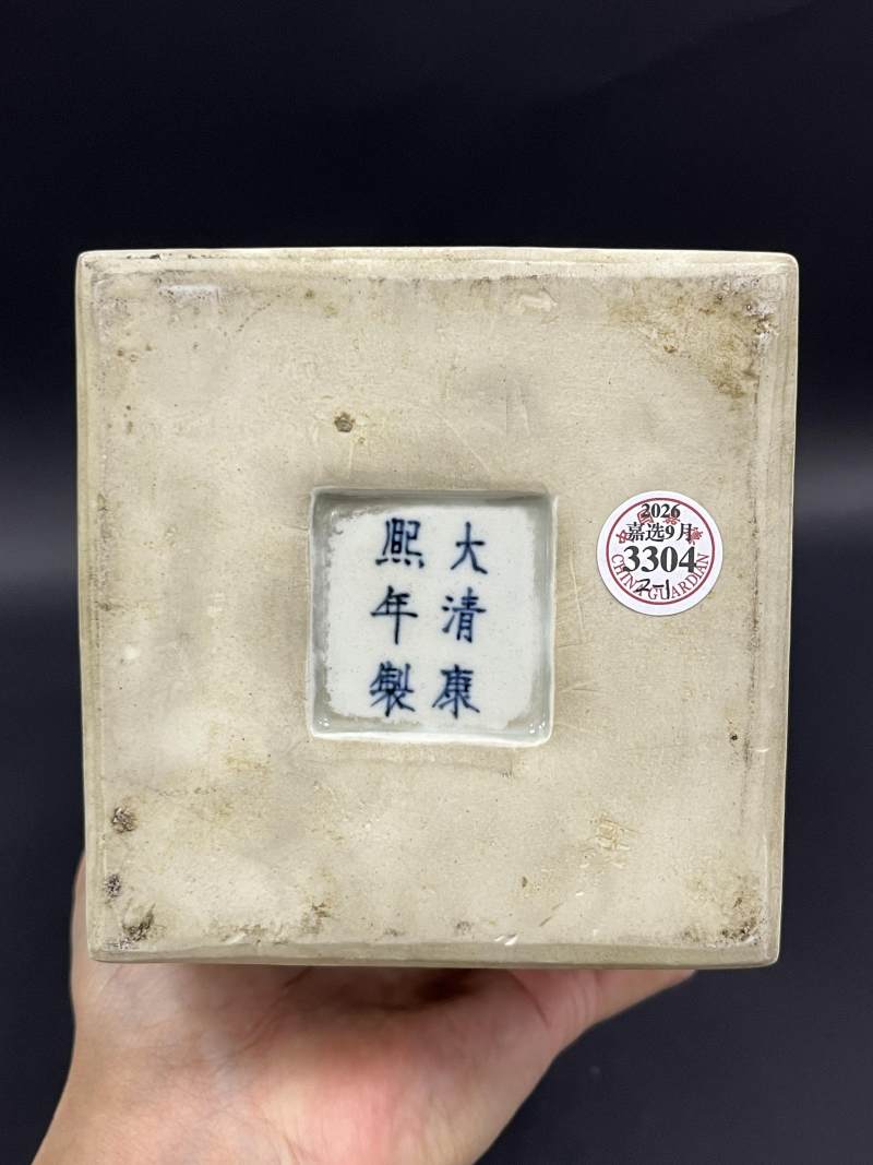 清晚期 墨地素三彩四季花卉纹天圆地方瓶一对 - 图8
