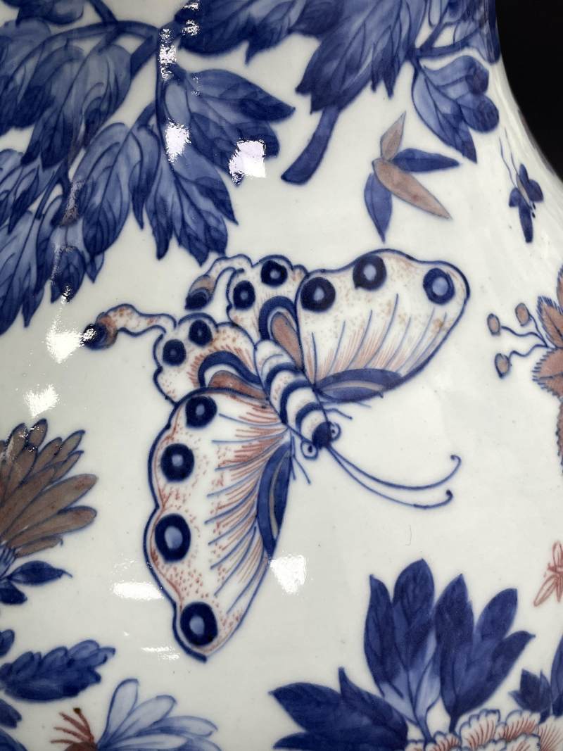 清乾隆 青花釉里红蝶恋花图天球瓶 - 图9