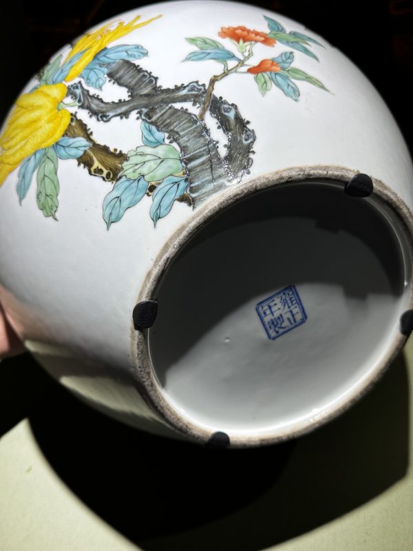 民国 粉彩瑞桃三多纹天球瓶 - 图31