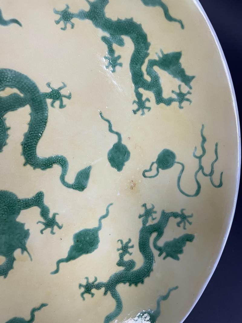 清雍正 黄地绿彩云龙纹大盘 - 图6