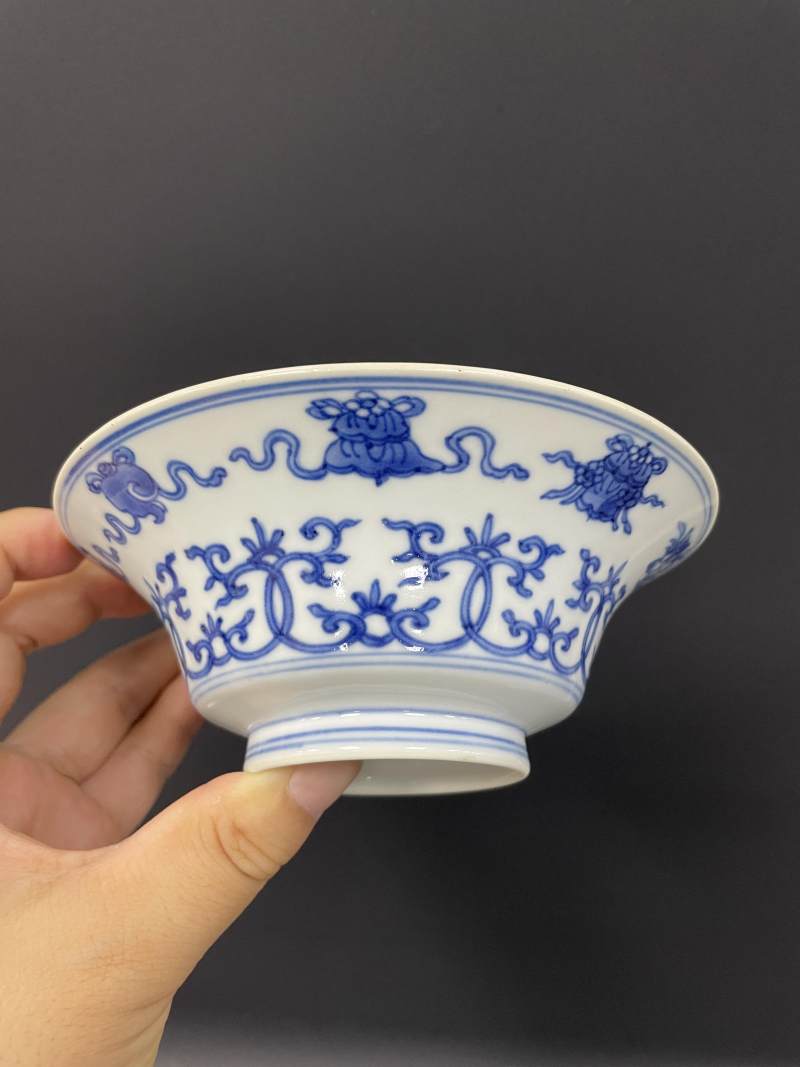 清康熙 青花缠枝莲托八宝纹折腰碗 - 图3