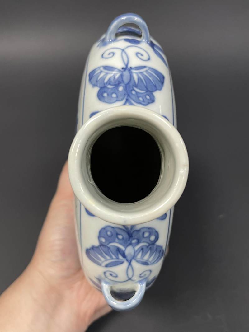 清嘉庆 青花瓜瓞绵绵开光山水人物诗文穿带扁瓶 - 图15