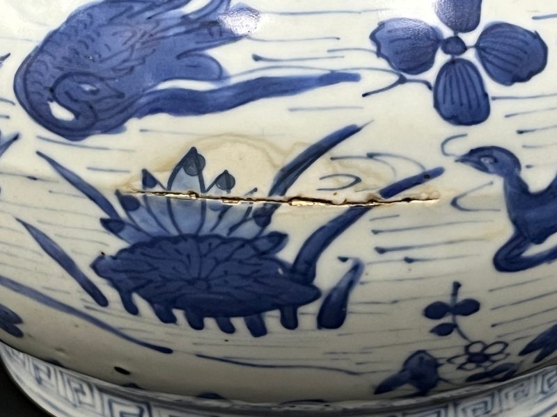 明万历 青花荷塘鸳鸯图蒜头瓶 - 图18