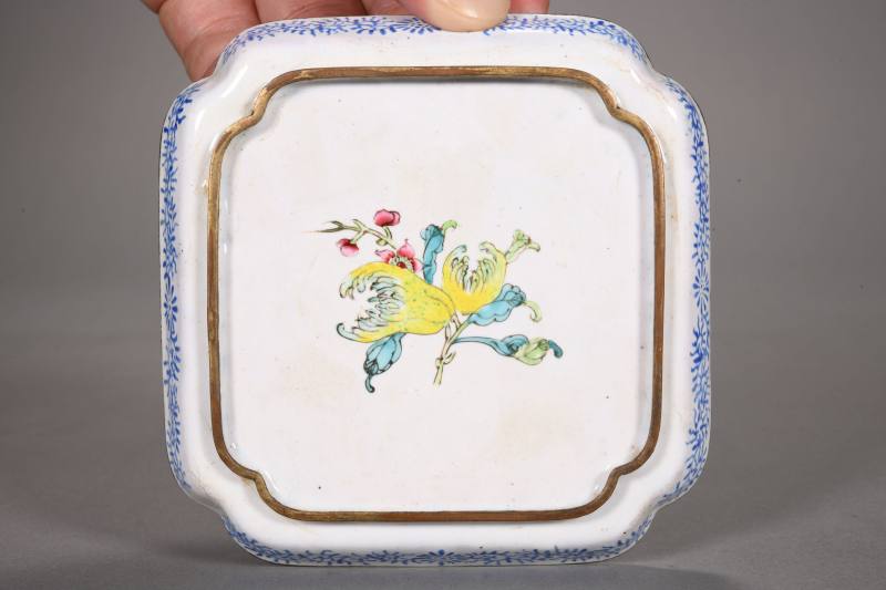 清 铜胎画珐琅花蝶纹四方倭角盘、花卉纹茶船三件 - 图4