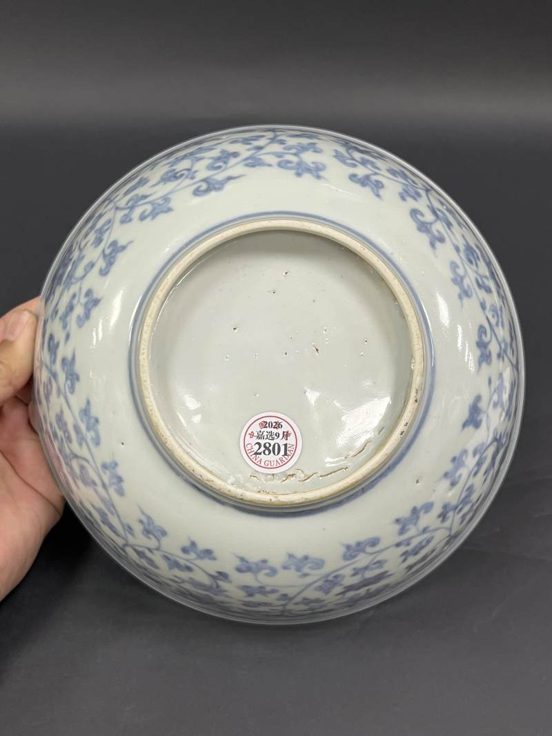 明中期 青花缠枝莲托八宝纹大碗 - 图7