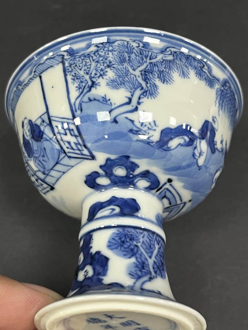 清乾隆 仿宣德青花内梵文外高士图高足杯 - 图6