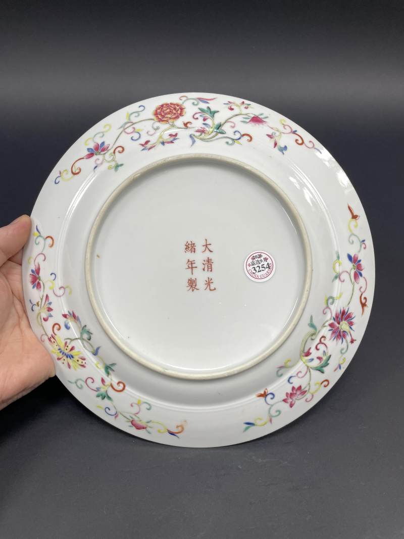 清光绪 粉彩百蝶团龙纹折沿大盘 - 图9