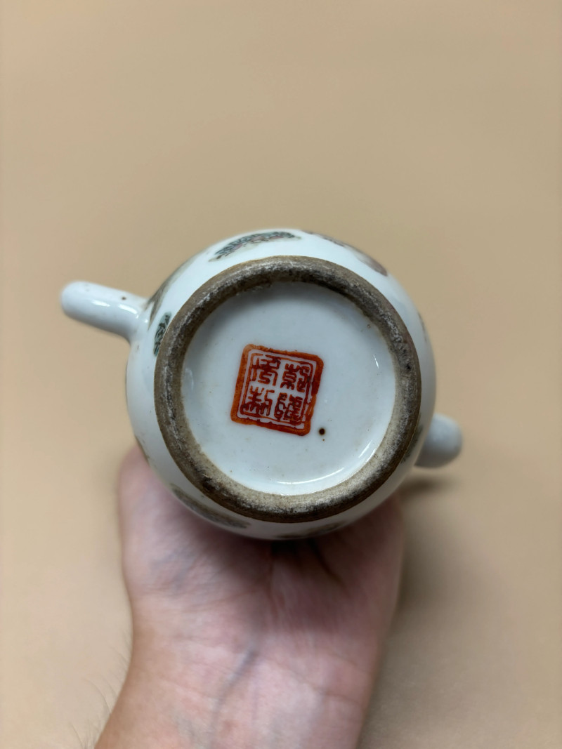 清同治 粉彩携琴访友图酒壶 - 图9