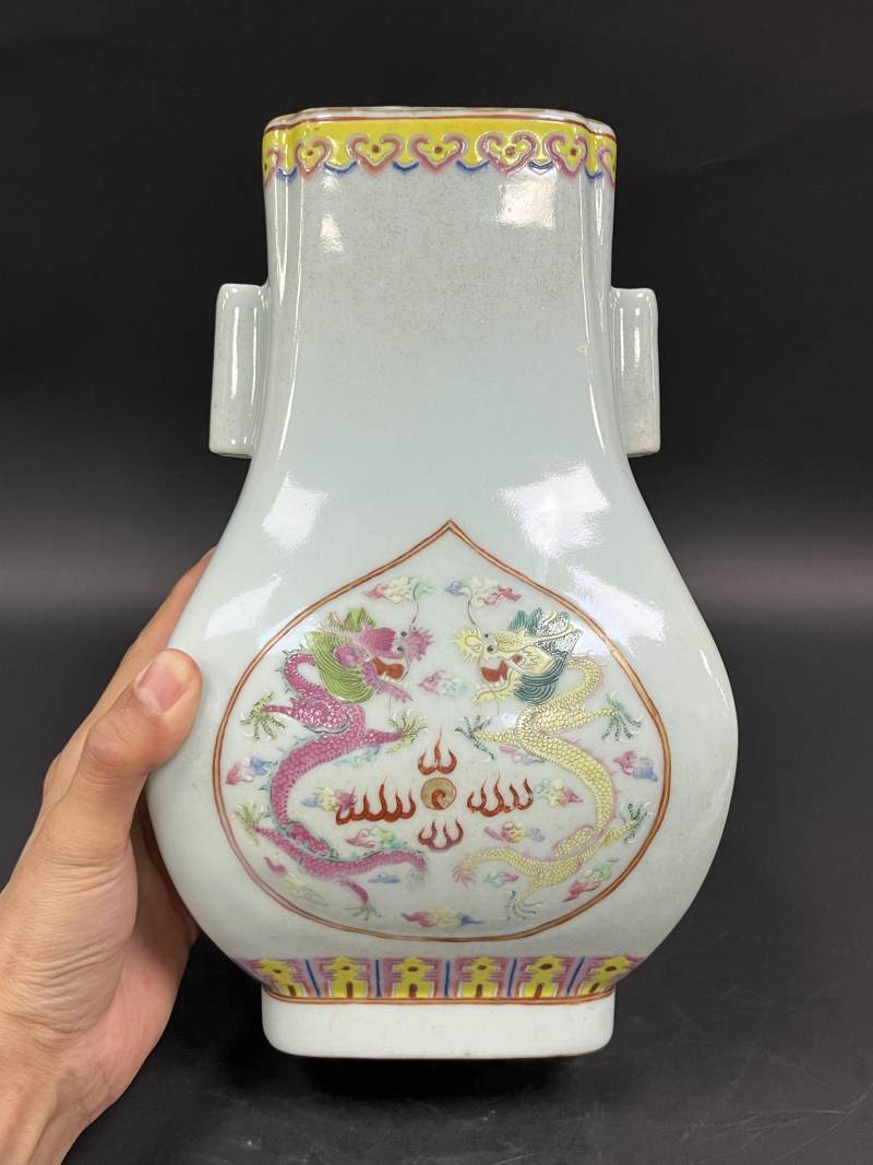 清光绪 青釉粉彩云龙纹贯耳瓶 - 图2