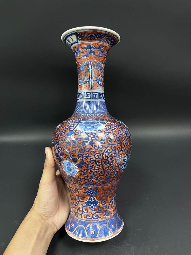 清晚期 珊瑚红地青花缠枝花卉纹云耳瓶 - 图3