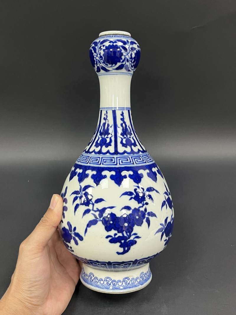 清晚期 青花折枝花果纹蒜头瓶 - 图4