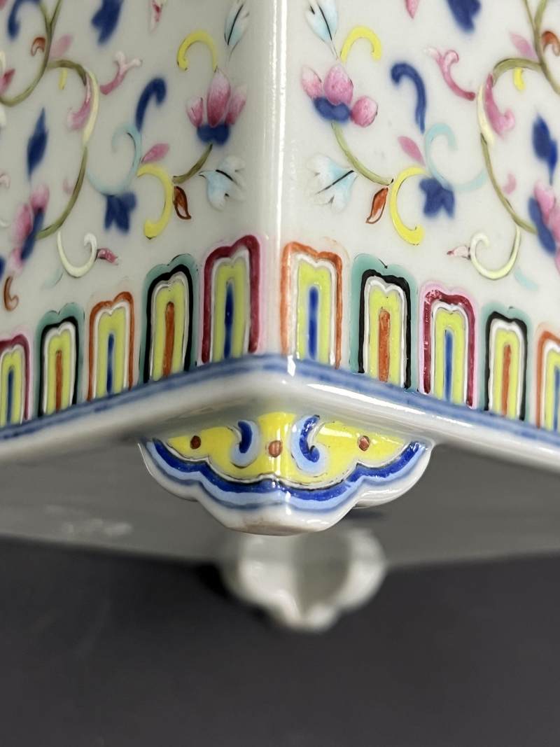 清道光 青花洋彩缠枝莲蝠纹四方水仙盆 - 图10