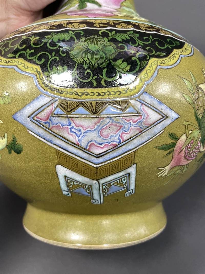 清晚期 茶叶末釉粉彩三多纹荸荠瓶 - 图17