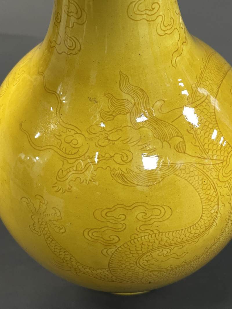 清中期 黄釉暗刻云龙纹橄榄瓶 - 图9