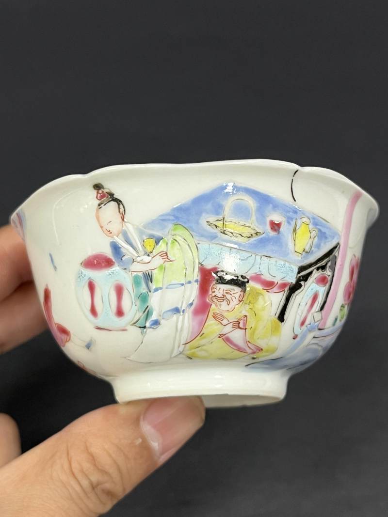 清雍正 粉彩水浒传人物故事图花口杯盏 - 图2