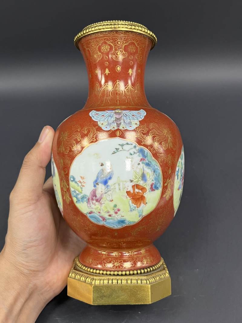 清乾隆 珊瑚红釉描金花卉开光粉彩婴戏图蝶耳尊一对 - 图22