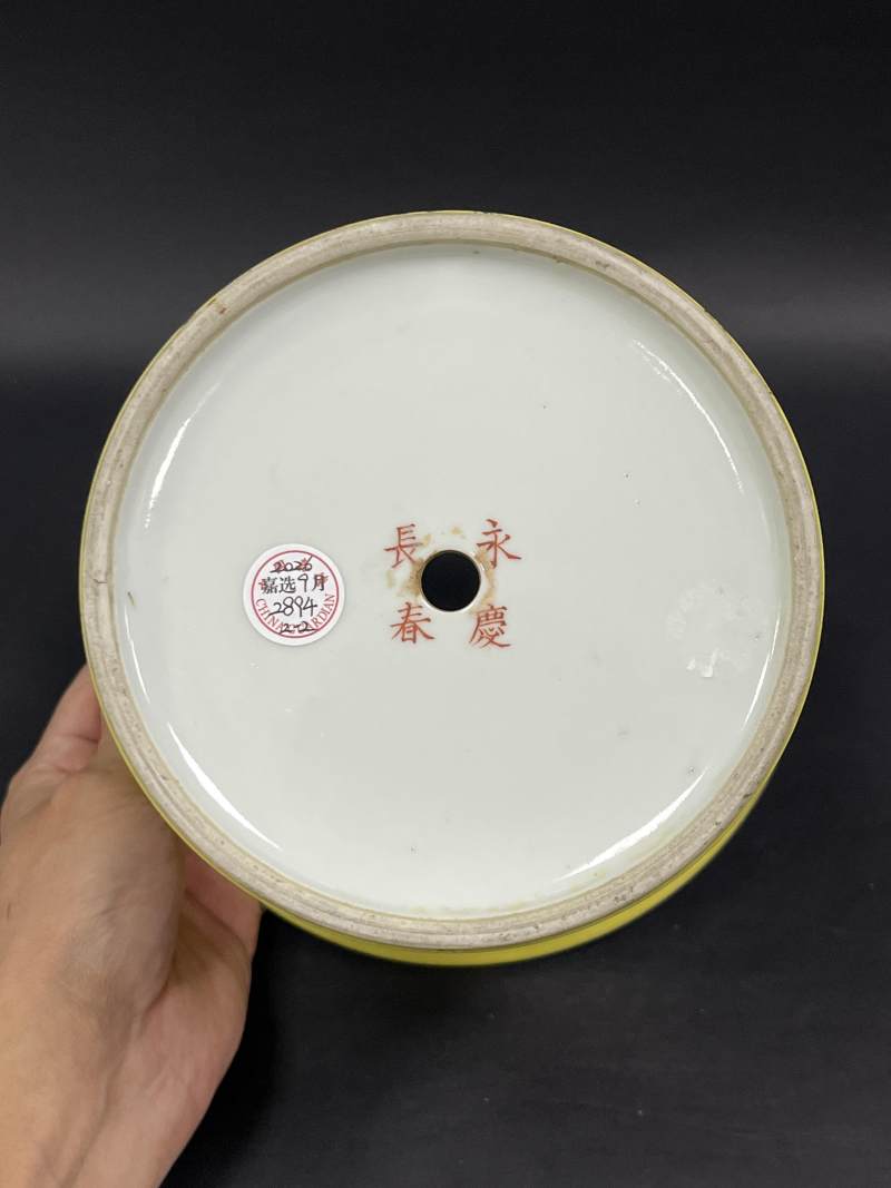 清晚期 黄地墨彩菊花纹花盆带奁一对 - 图28