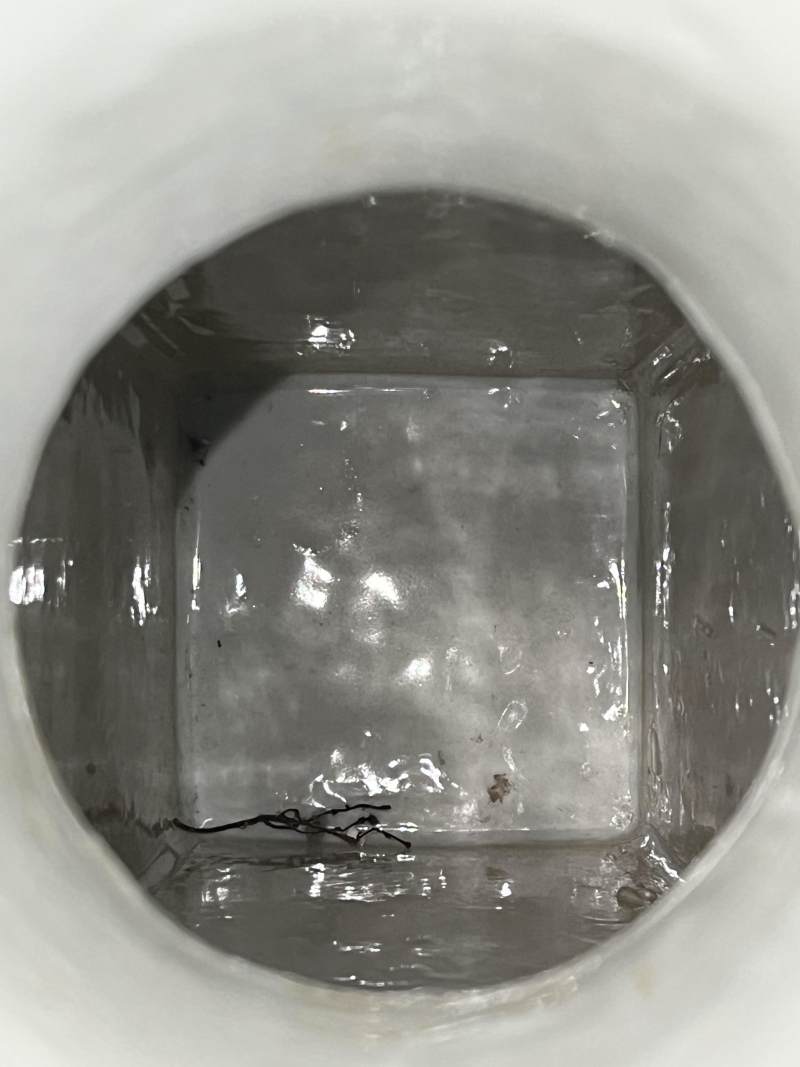 清晚期 墨地素三彩四季花卉纹天圆地方瓶一对 - 图25