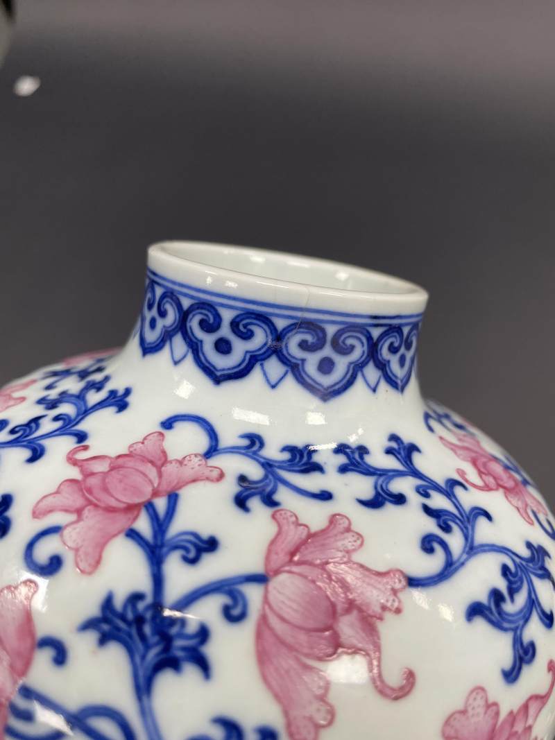清中期 青花胭脂红缠枝莲纹灯笼瓶 - 图19