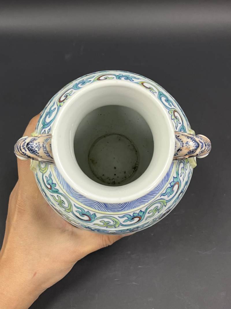 清晚期 斗彩缠枝莲纹象耳尊 - 图6