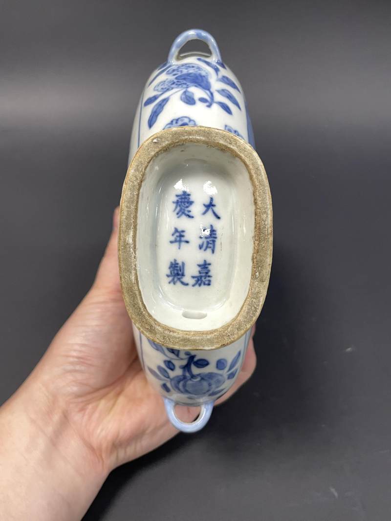 清嘉庆 青花瓜瓞绵绵开光山水人物诗文穿带扁瓶 - 图16