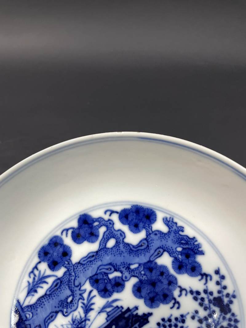 清光绪 青花内岁寒三友外庭院仕女婴戏图盘 - 图11