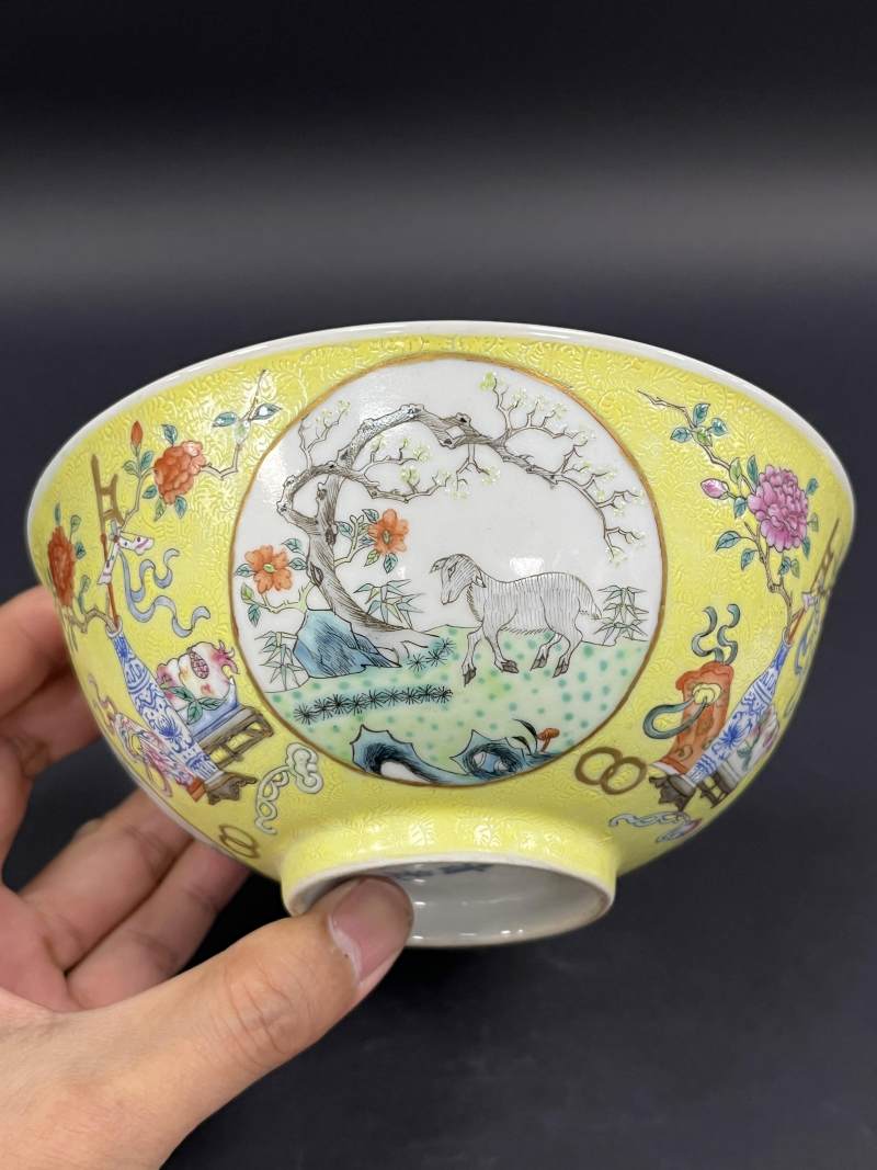 清光绪 内青花外黄地粉彩吉庆升平开光三羊开泰图碗 - 图6