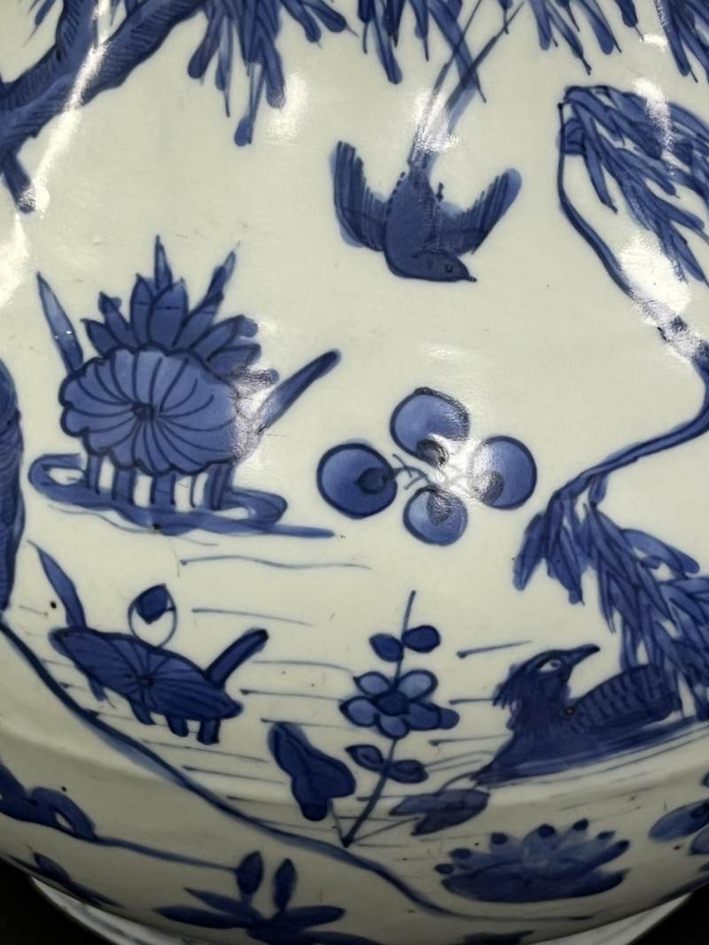 明万历 青花荷塘鸳鸯图蒜头瓶 - 图10