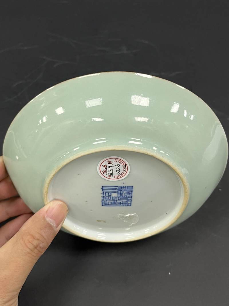清乾隆 青釉粉彩花蝶纹盘一对 - 图10